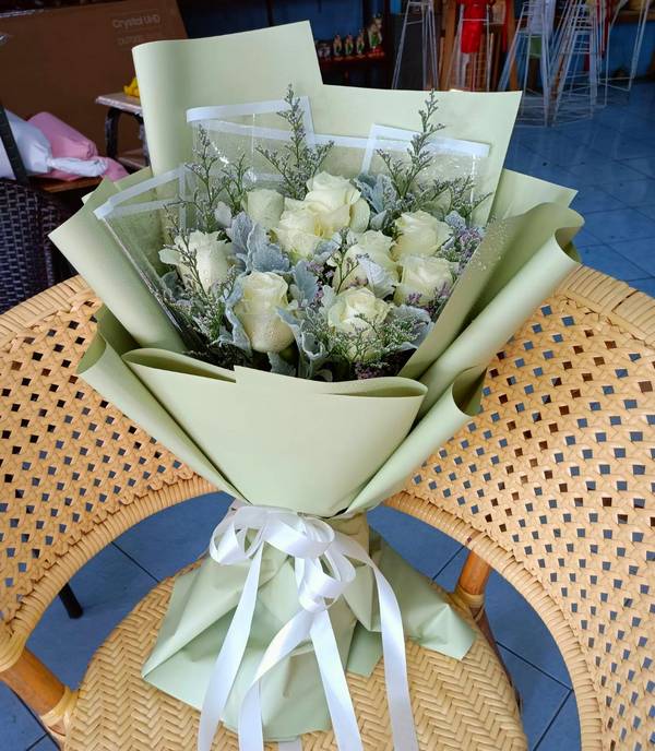 9 White Roses bouquet (original picture) - Florist-Phuket